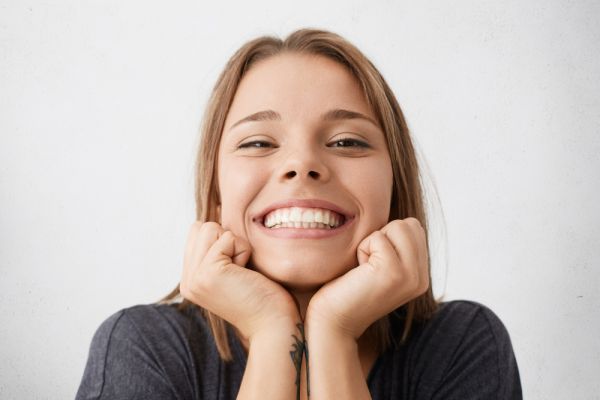  A smiling girl with braces, showcasing her progress in the Fixed Braces Patient Journey.