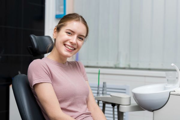  A smiling girl with braces, showcasing her progress in the Fixed Braces Patient Journey.